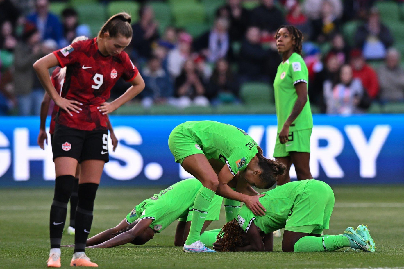 Nữ Nigeria vỡ òa hạnh phúc sau chiến thắng trước Australia. (Ảnh: Getty Images)