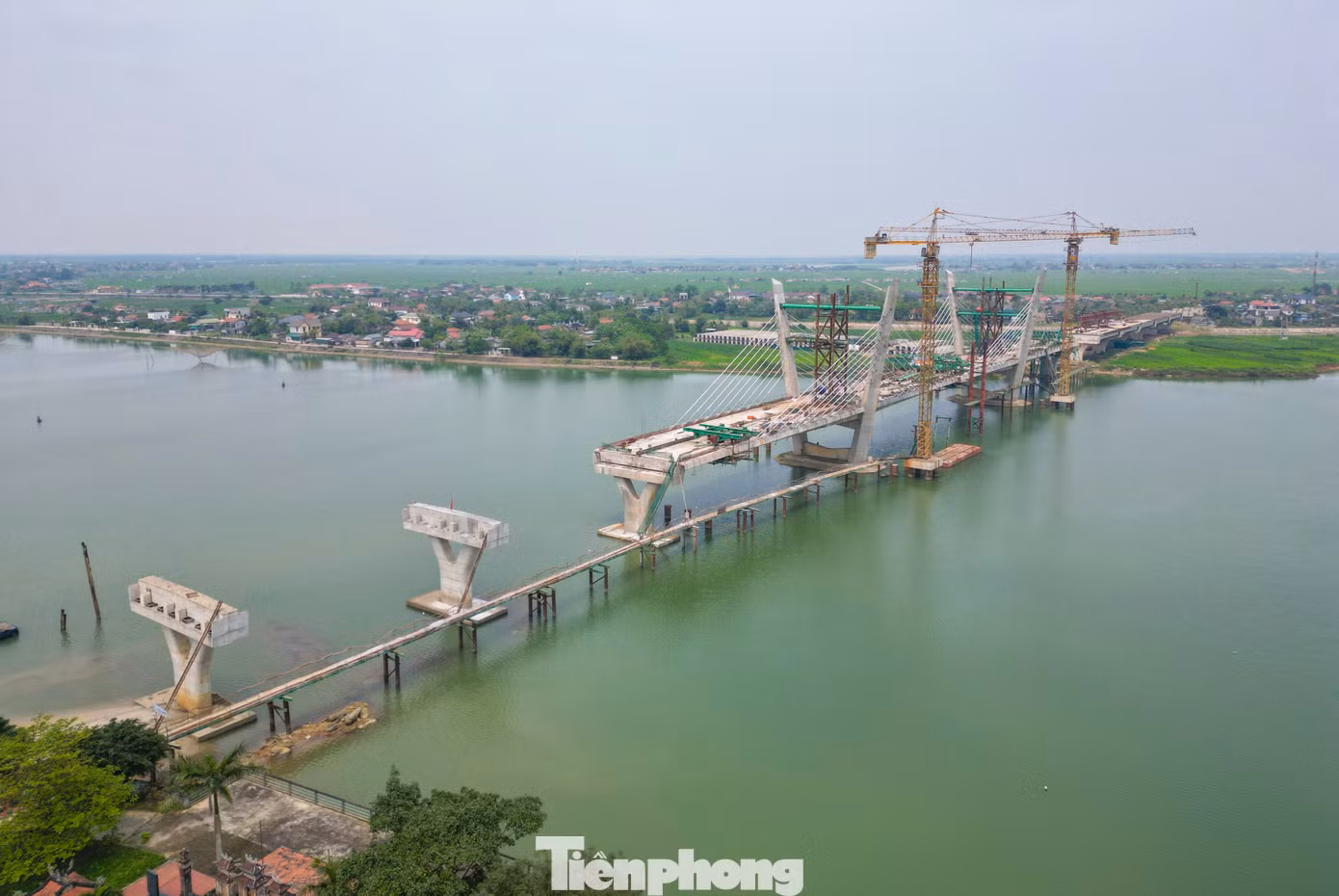 Cầu là một hạng mục quan trọng trong Dự án Đường ven biển kết nối Hành lang kinh tế Đông - Tây tỉnh Quảng Trị dài 55 km, tổng mức đầu tư giai đoạn 1 là 2.060 tỷ đồng, thực hiện từ năm 2021 – 2026.