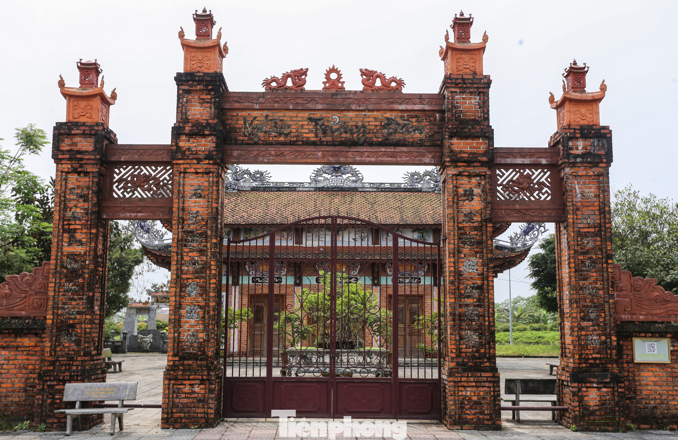 Theo kể lại, đại phu Hoàng Hữu Lợi khi thấy nhiều nấm mồ vô chủ nằm dọc sông Thạch Hãn, phần lớn là những lưu dân trong quá trình Nam tiến, đã bỏ tiền mua 7 sào đất ở làng Thạch Hãn để lập nghĩa trang vào năm 1872.