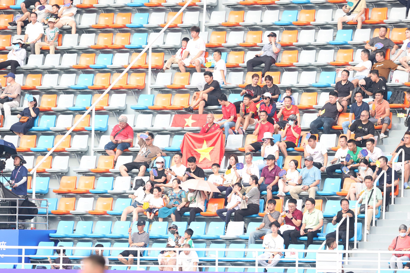 Những khán giả Việt Nam có mặt trên khán đài Linping, Hàng Châu, Trung Quốc. Những khán giả Việt Nam có mặt trên khán đài Linping, Hàng Châu, Trung Quốc.