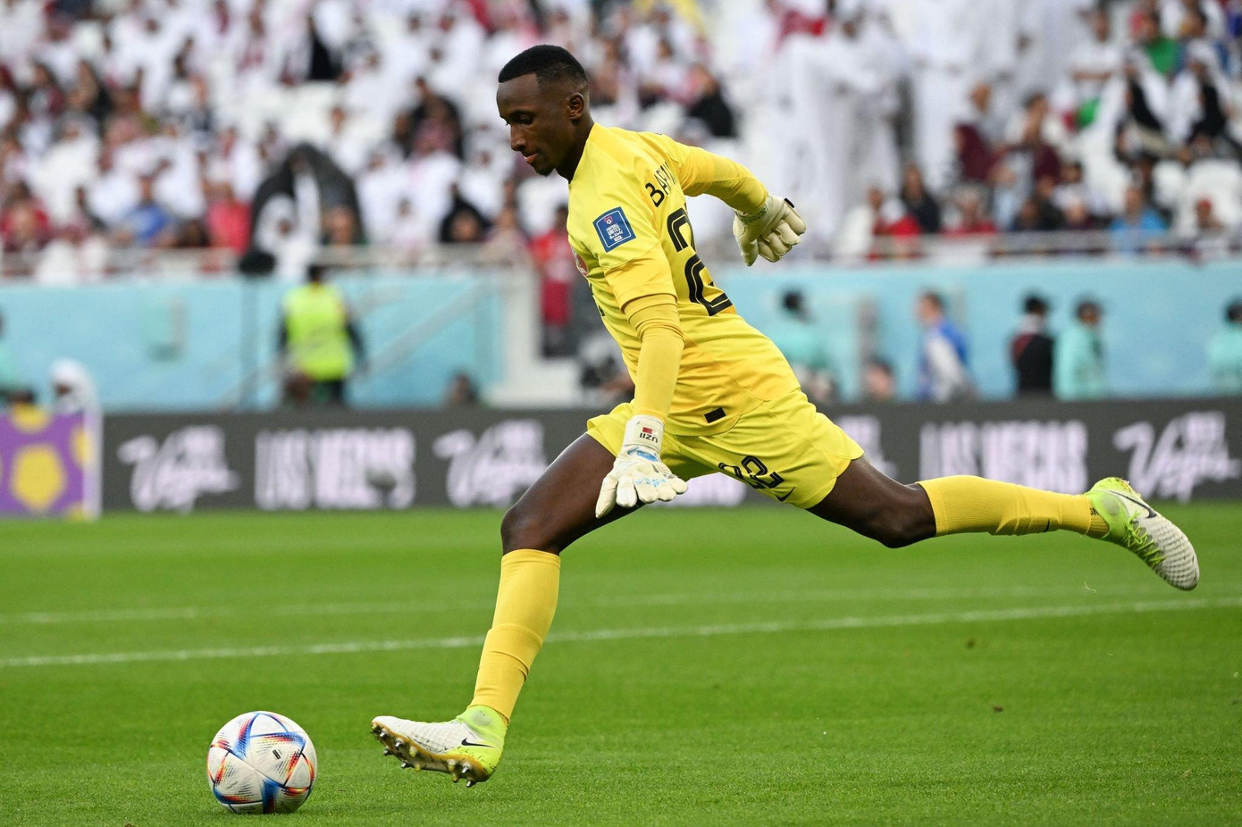 World Cup 2022: Thua Senegal 1-3, Qatar trở thành khán giả chỉ sau 2 lượt trận ảnh 10