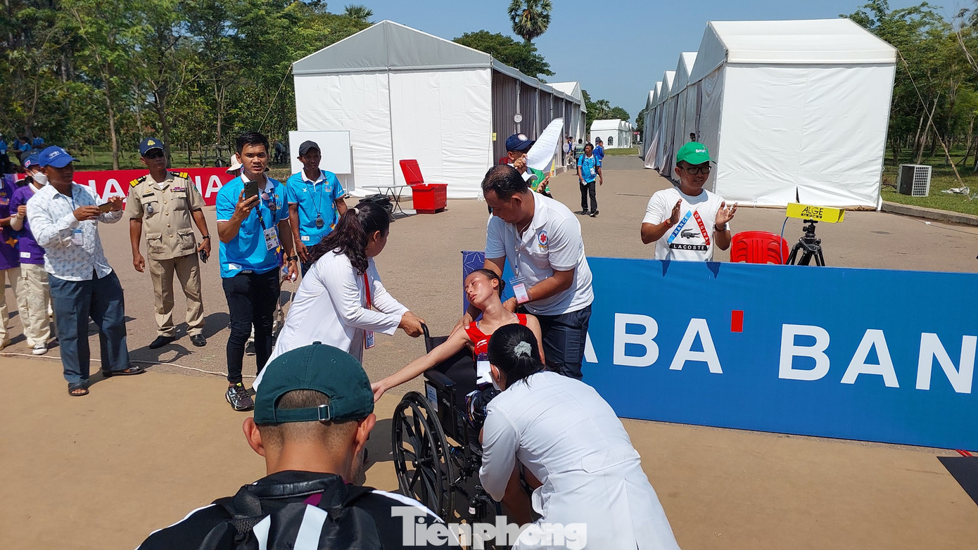 VĐV Nguyễn Thị Ninh của Việt Nam cũng gục ngã ngay sau vạch đích. Sau gần chục phút thở oxy và được các nhân viên y tế cùng Ban huấn luyện sơ cứu, cô mới hồi tỉnh. VĐV Nguyễn Thị Ninh của Việt Nam cũng gục ngã ngay sau vạch đích. Sau gần chục phút thở oxy và được các nhân viên y tế cùng Ban huấn luyện sơ cứu, cô mới hồi tỉnh.