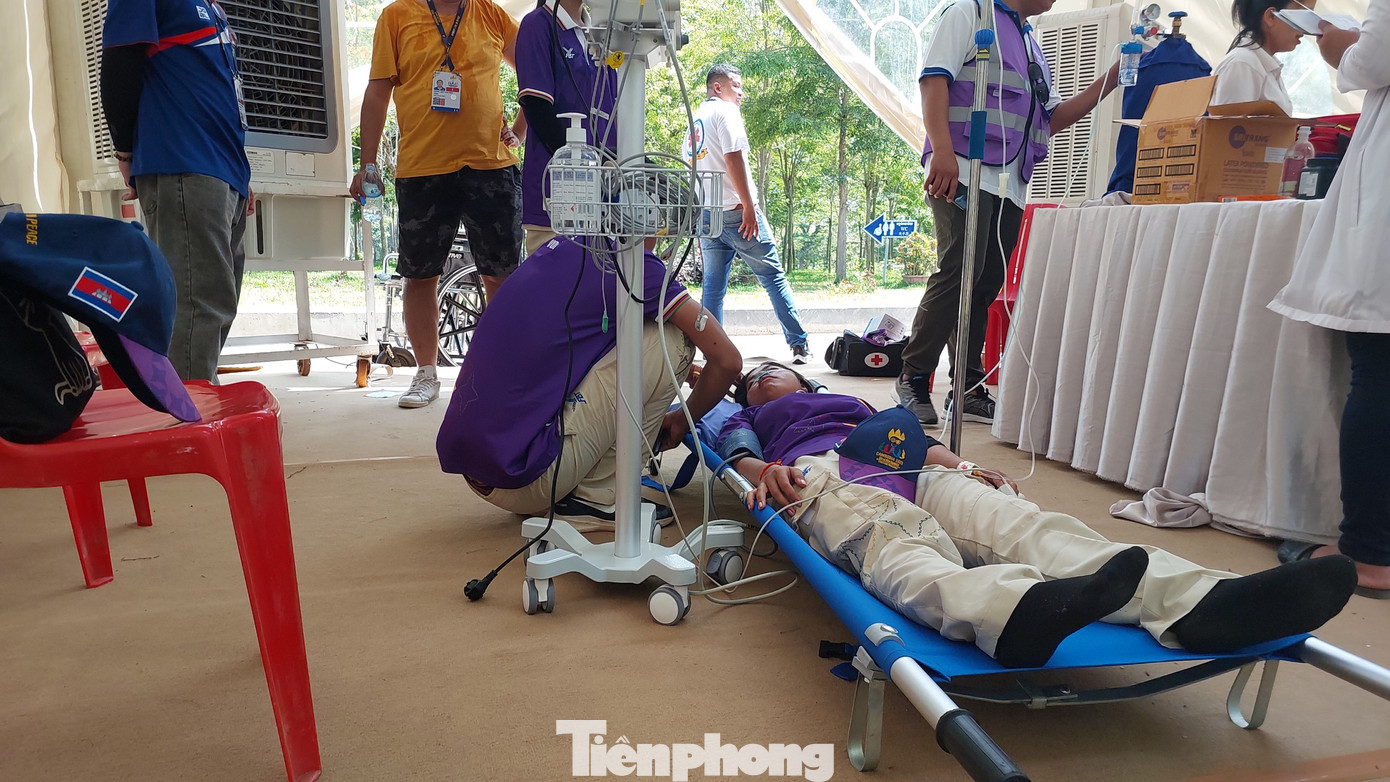 Một TNV ngất xỉu, được truyền nước, sau đó lên xe cấp cứu để tới bệnh viện. Một TNV ngất xỉu, được truyền nước, sau đó lên xe cấp cứu để tới bệnh viện.