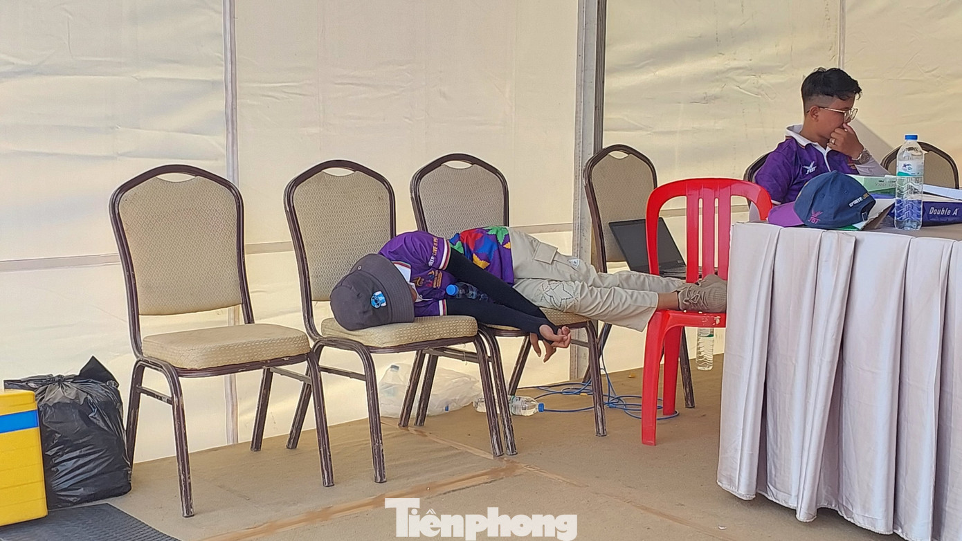 Chính các TNV của nước chủ nhà cũng gục ngã trước sự khắc nghiệt của thời tiết Siem Reap. Vào buổi sáng ngay trước khi nội dung Marathon bắt đầu, nhiệt độ mát mẻ, thậm chí se lạnh. Nhưng sau đó tăng lên rất nhanh. Tới gần trưa đã hơn 40 độ C. Chính các TNV của nước chủ nhà cũng gục ngã trước sự khắc nghiệt của thời tiết Siem Reap. Vào buổi sáng ngay trước khi nội dung Marathon bắt đầu, nhiệt độ mát mẻ, thậm chí se lạnh. Nhưng sau đó tăng lên rất nhanh. Tới gần trưa đã hơn 40 độ C.