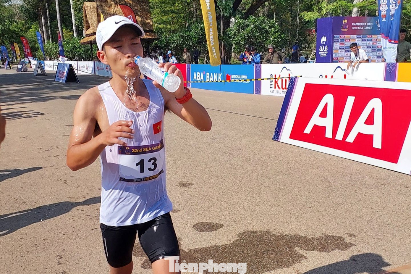 Chỉ về thứ ba ở nội dung nam marathon SEA Games 32, Hoàng Nguyên Thanh không đổ lỗi cho thời tiết. Tuy nhiên nắng nóng hơn 40 độ C ở Siem Reap đã ảnh hưởng rất nhiều tới các VĐV. Nhiều lần Nguyên Thanh và các VĐV phải dội nước lên người để làm mát cơ thể. Chỉ về thứ ba ở nội dung nam marathon SEA Games 32, Hoàng Nguyên Thanh không đổ lỗi cho thời tiết. Tuy nhiên nắng nóng hơn 40 độ C ở Siem Reap đã ảnh hưởng rất nhiều tới các VĐV. Nhiều lần Nguyên Thanh và các VĐV phải dội nước lên người để làm mát cơ thể.