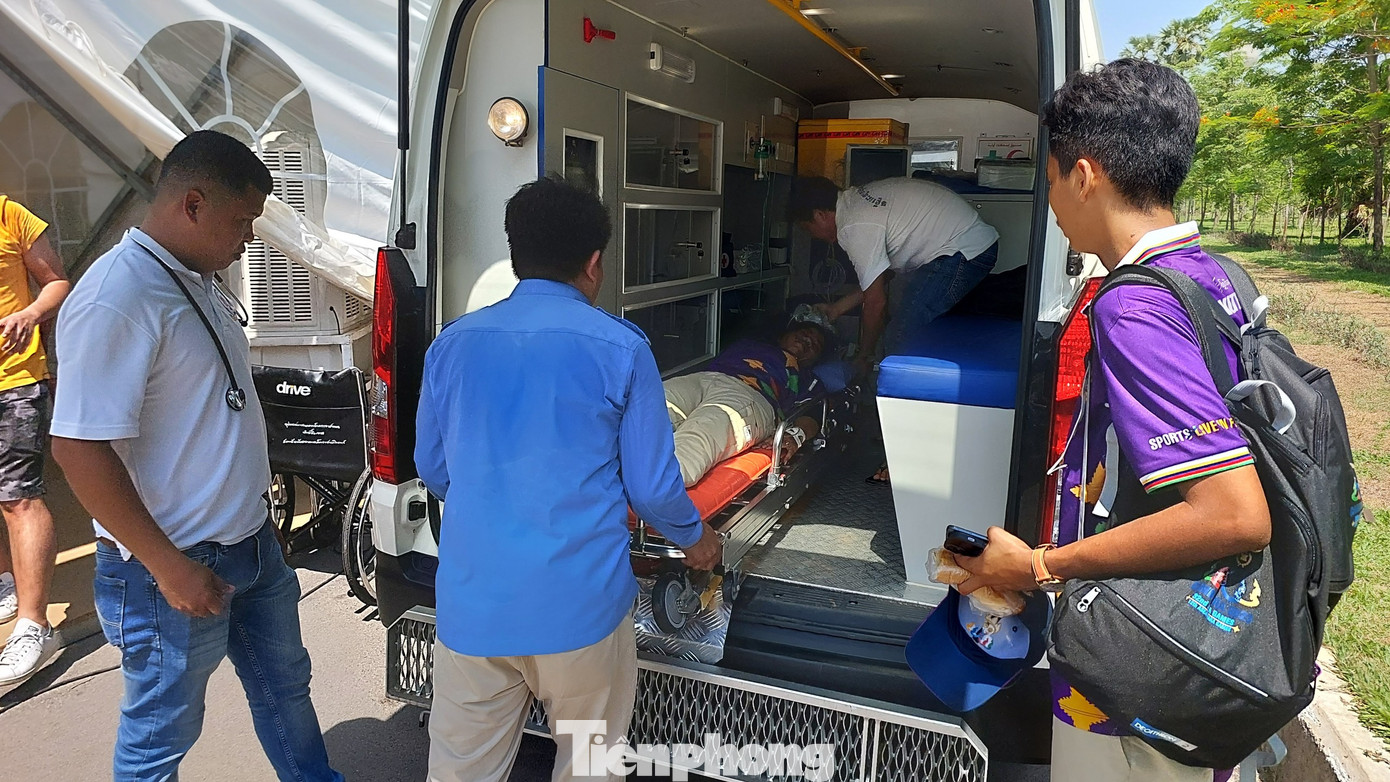 Một TNV ngất xỉu, được truyền nước, sau đó lên xe cấp cứu để tới bệnh viện. Một TNV ngất xỉu, được truyền nước, sau đó lên xe cấp cứu để tới bệnh viện.