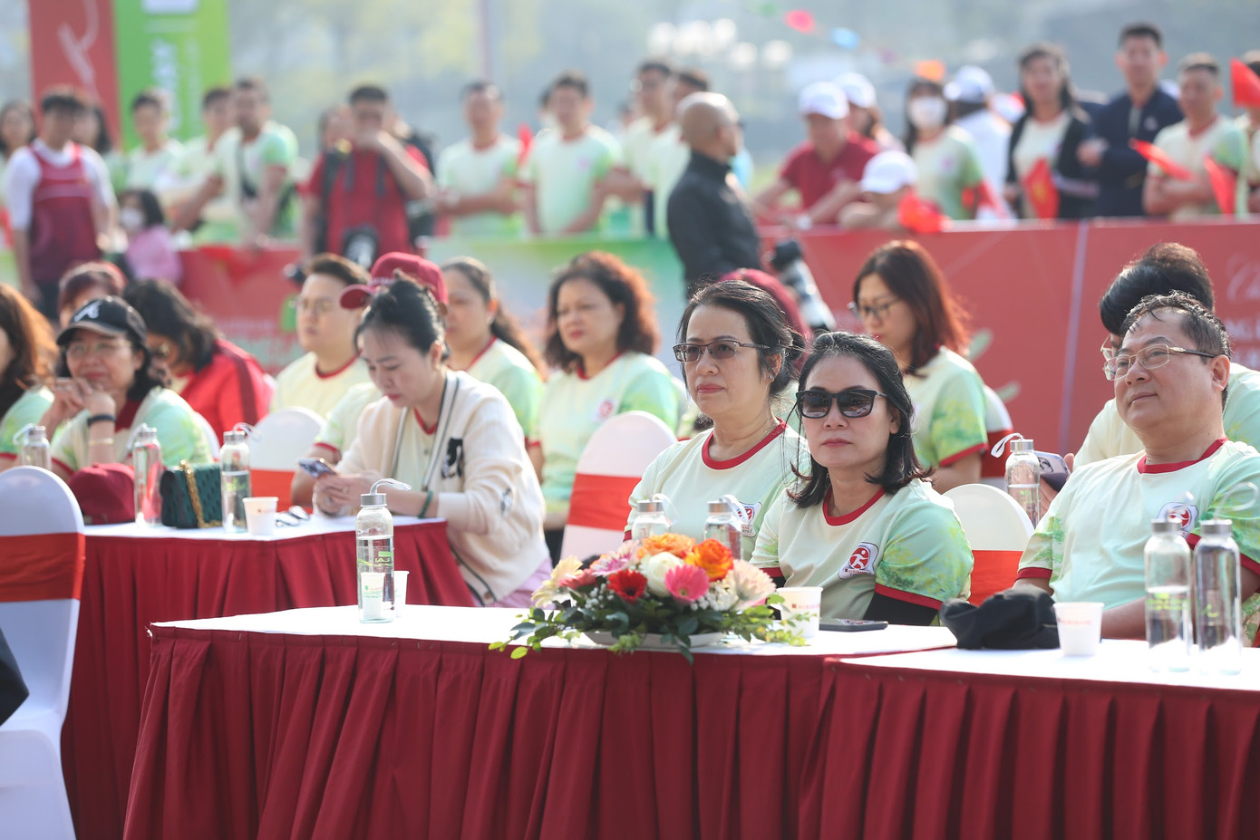 Phó TGĐ Agribank Nguyễn Thị Phượng bên cạnh nhà báo Tạ Bích Loan và nhà báo Lê Xuân Sơn, Tổng biên tập Báo Tiền Phong. (Ảnh: Trọng Tài)