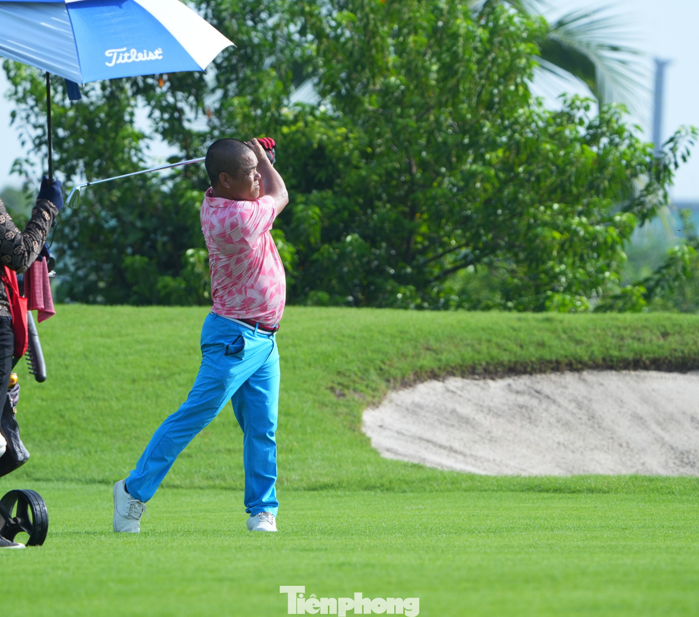 Golfer Nguyễn Chí Trọng dính hai bogey ở hai hố đầu tiên, trước khi ổn định hơn và đạt điểm par ở hố thứ ba. Mặc dù vậy, anh vẫn giữ tâm trạng hào hứng trong ngày đầu khai mạc Giải Vô địch Golf Quốc gia 2024, Cúp VinFast - Hải Phòng.