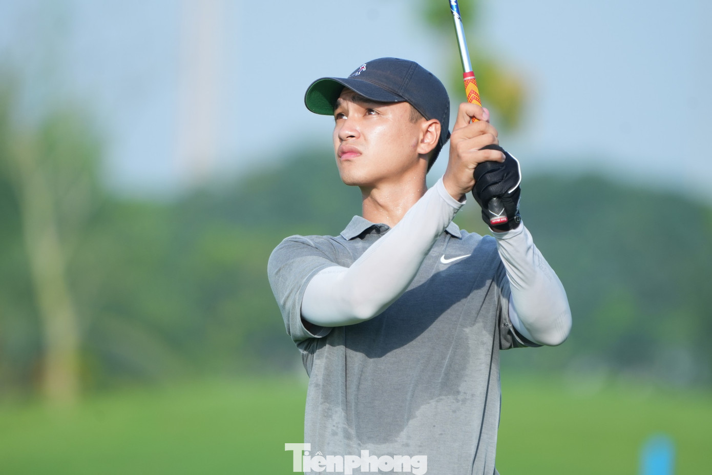 Trong ngày đầu thi đấu, nhiều golfer dường như bắt nhịp chậm. Golfer Công Trung Kiên lý giải anh &quot;khởi động chưa kỹ nên chưa có khởi đầu như mong đợi&quot; trước khi bước vào ngày khai mạc.