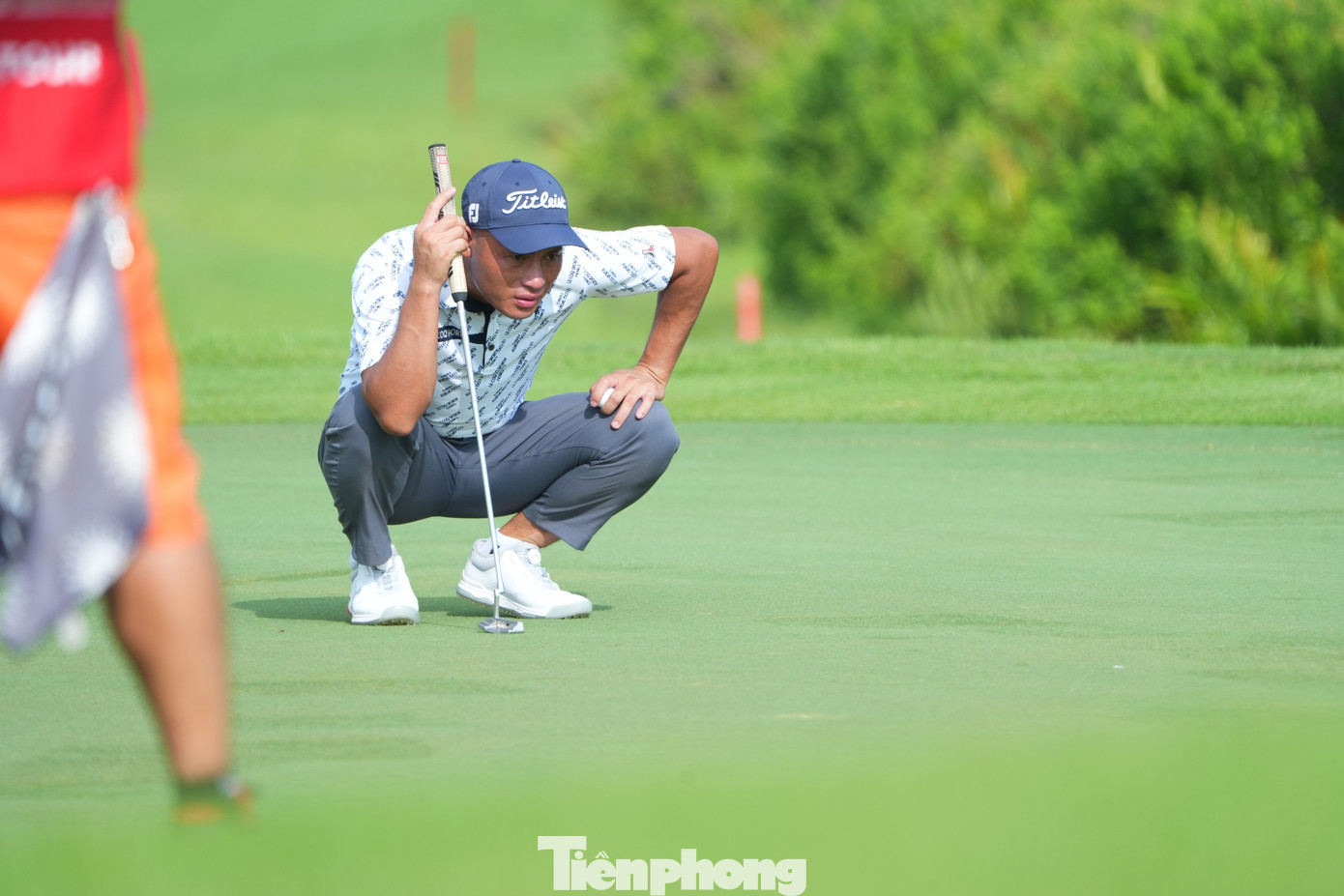 "Tôi chơi chưa tốt lắm và mắc lỗi ở hố 6", golfer Nguyễn Thế Anh nói. "Đó là vì tôi chọn sai gậy, không phải vì áp lực. Năm nay sân Vinpearl Golf Hải Phòng được thiết kế, bố trí khó khăn và thách thức hơn. Tôi cần phải nỗ lực nhiều hơn".
