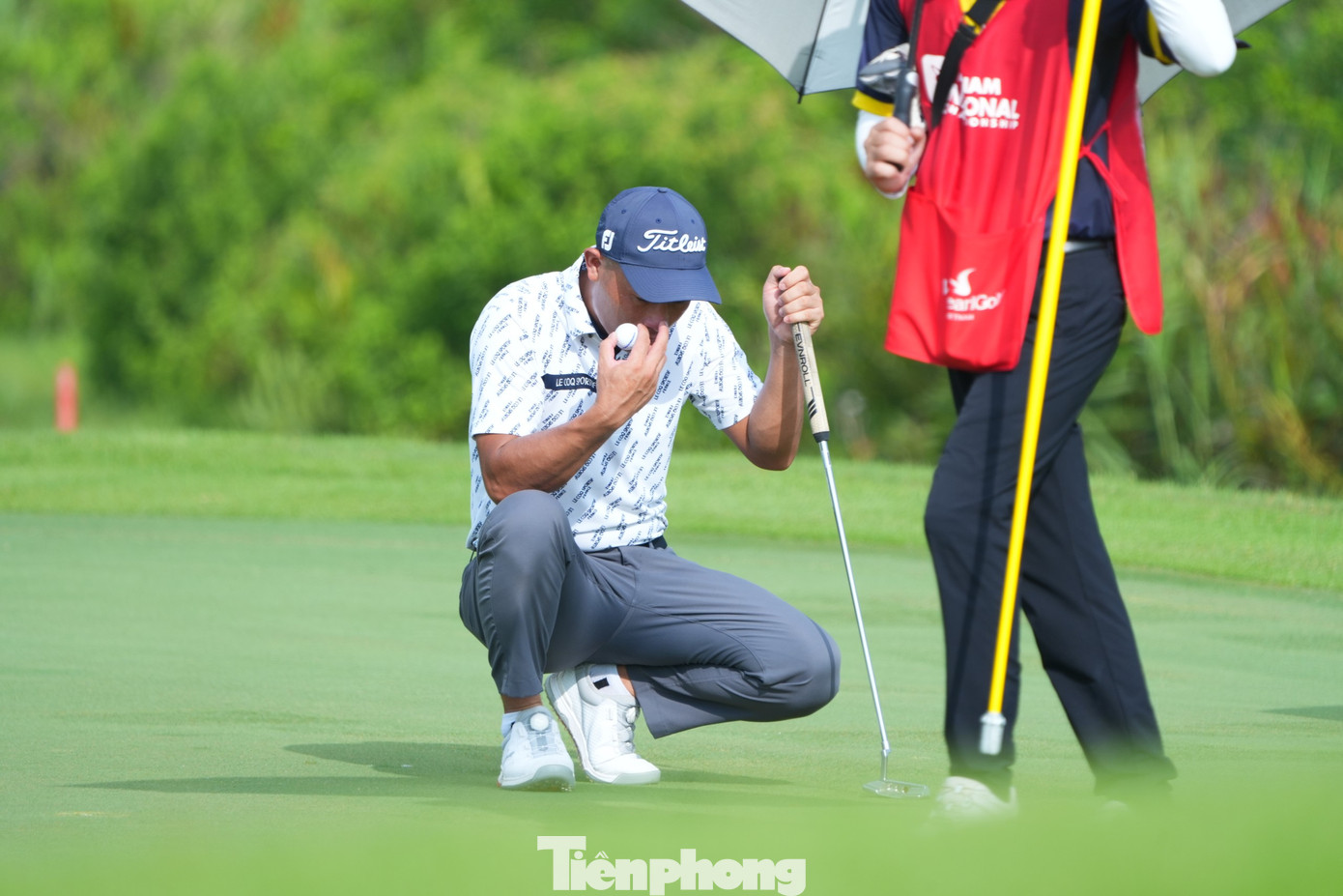 "Tôi chơi chưa tốt lắm và mắc lỗi ở hố 6", golfer Nguyễn Thế Anh nói. "Đó là vì tôi chọn sai gậy, không phải vì áp lực. Năm nay sân Vinpearl Golf Hải Phòng được thiết kế, bố trí khó khăn và thách thức hơn. Tôi cần phải nỗ lực nhiều hơn".