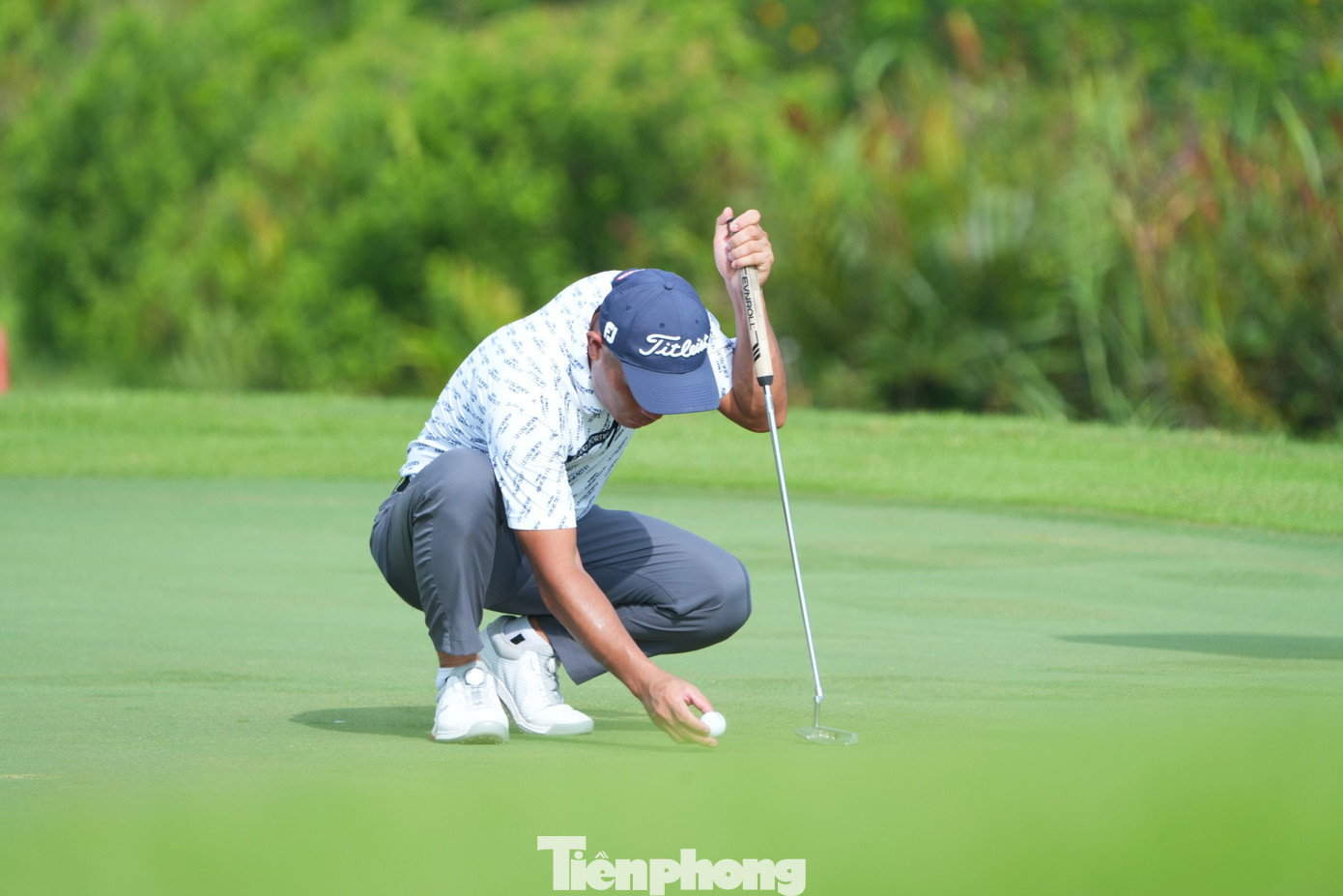 "Tôi chơi chưa tốt lắm và mắc lỗi ở hố 6", golfer Nguyễn Thế Anh nói. "Đó là vì tôi chọn sai gậy, không phải vì áp lực. Năm nay sân Vinpearl Golf Hải Phòng được thiết kế, bố trí khó khăn và thách thức hơn. Tôi cần phải nỗ lực nhiều hơn".