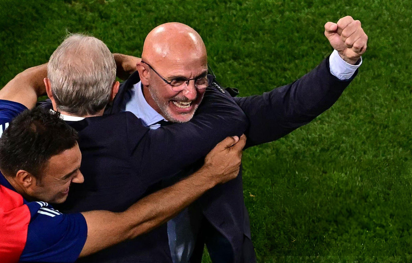 De la Fuente rất được lòng các cầu thủ, đến HLV Argentina, Scaloni cũng ca ngợi &quot;cách các cầu thủ cống hiến hết mình vì ông ấy&quot;.