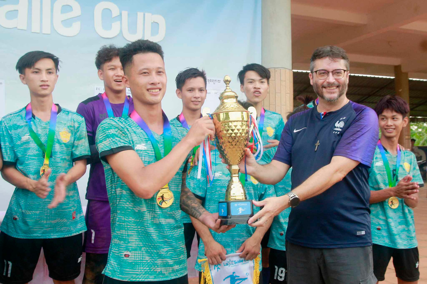 Cúp Tứ hùng được tổ chức khá chuyên nghiệp, với trọng tài, huy chương và Cúp.