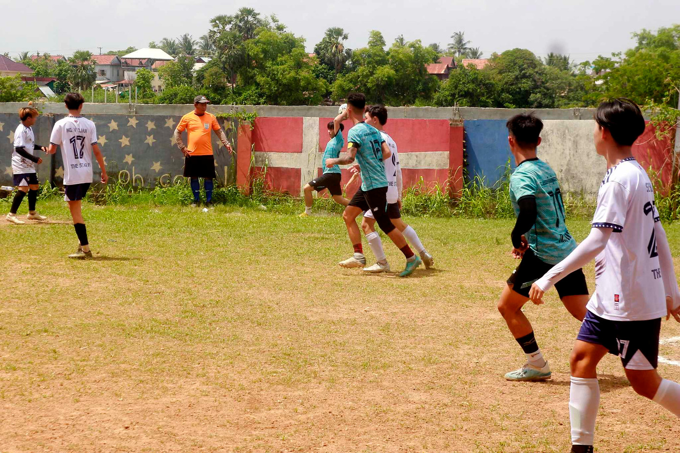 Các cầu thủ mải mê chơi bóng bất chấp trời nắng hơn 40 độ C ở Phnom Penh.