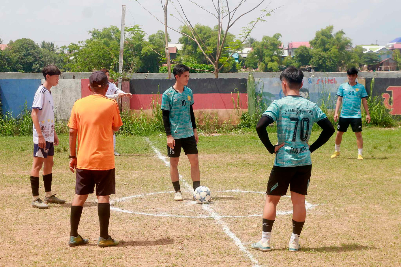 Văn Pháp, đội trưởng của FC Bãi Cải là người khoác áo số 10.
