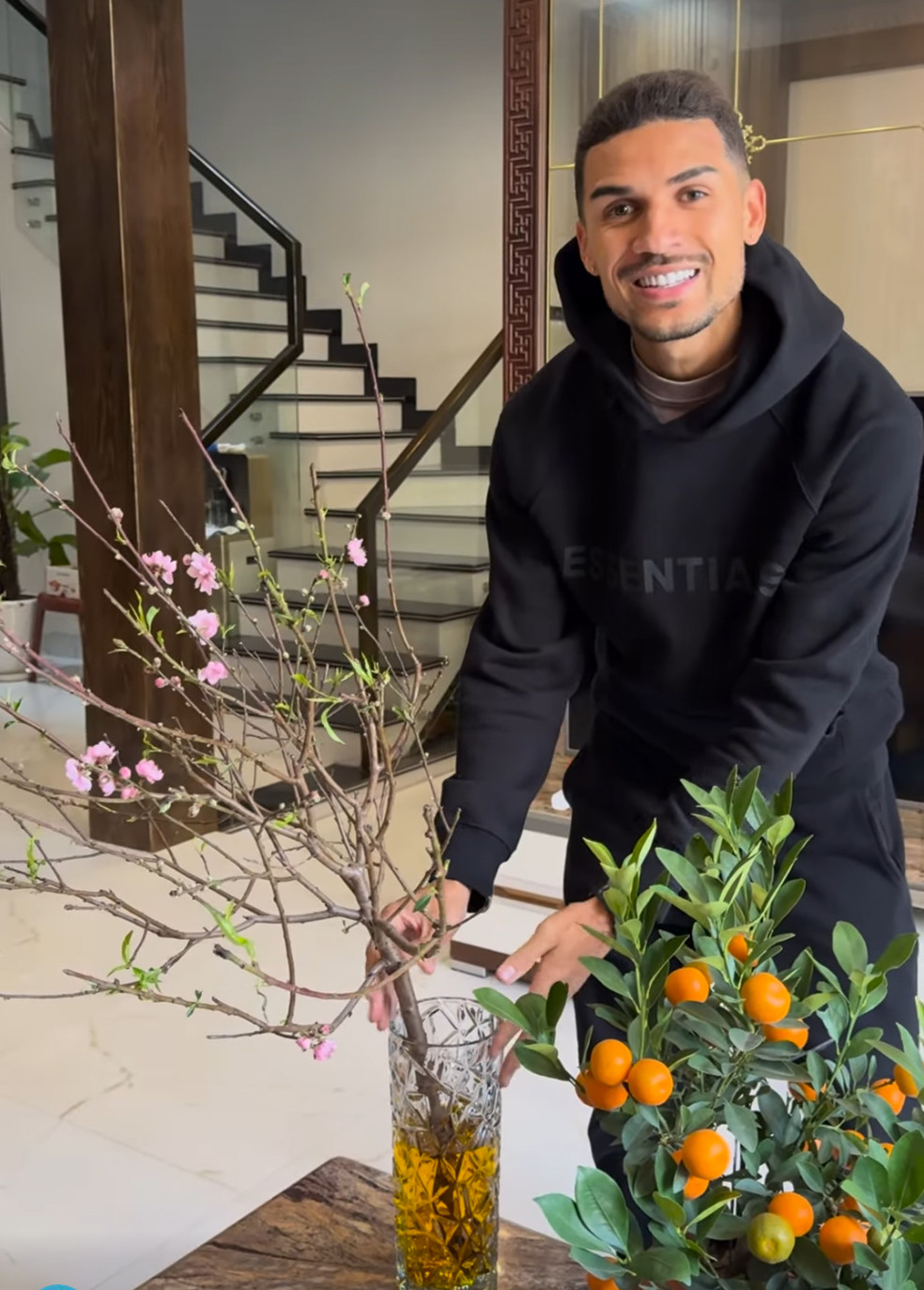 Tiền vệ Hendrio của Thép Xanh Nam Định khoe cành đào và cây quất tại tư gia.