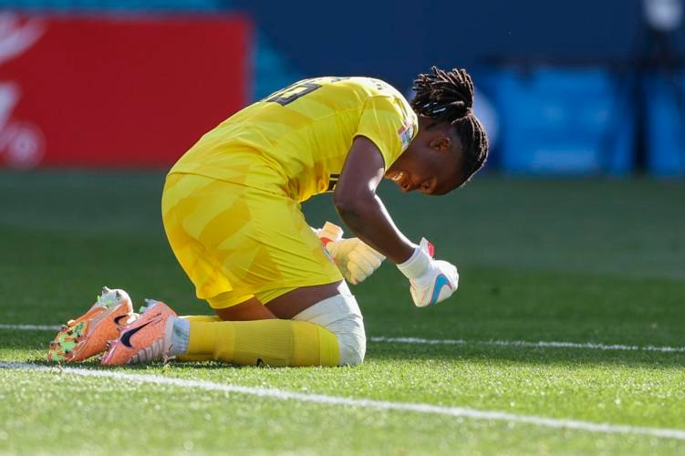 Nnadozie sung sướng sau pha cứu thua ngoạn mục. (Ảnh: Getty Images) Nnadozie sung sướng sau pha cứu thua ngoạn mục. (Ảnh: Getty Images)