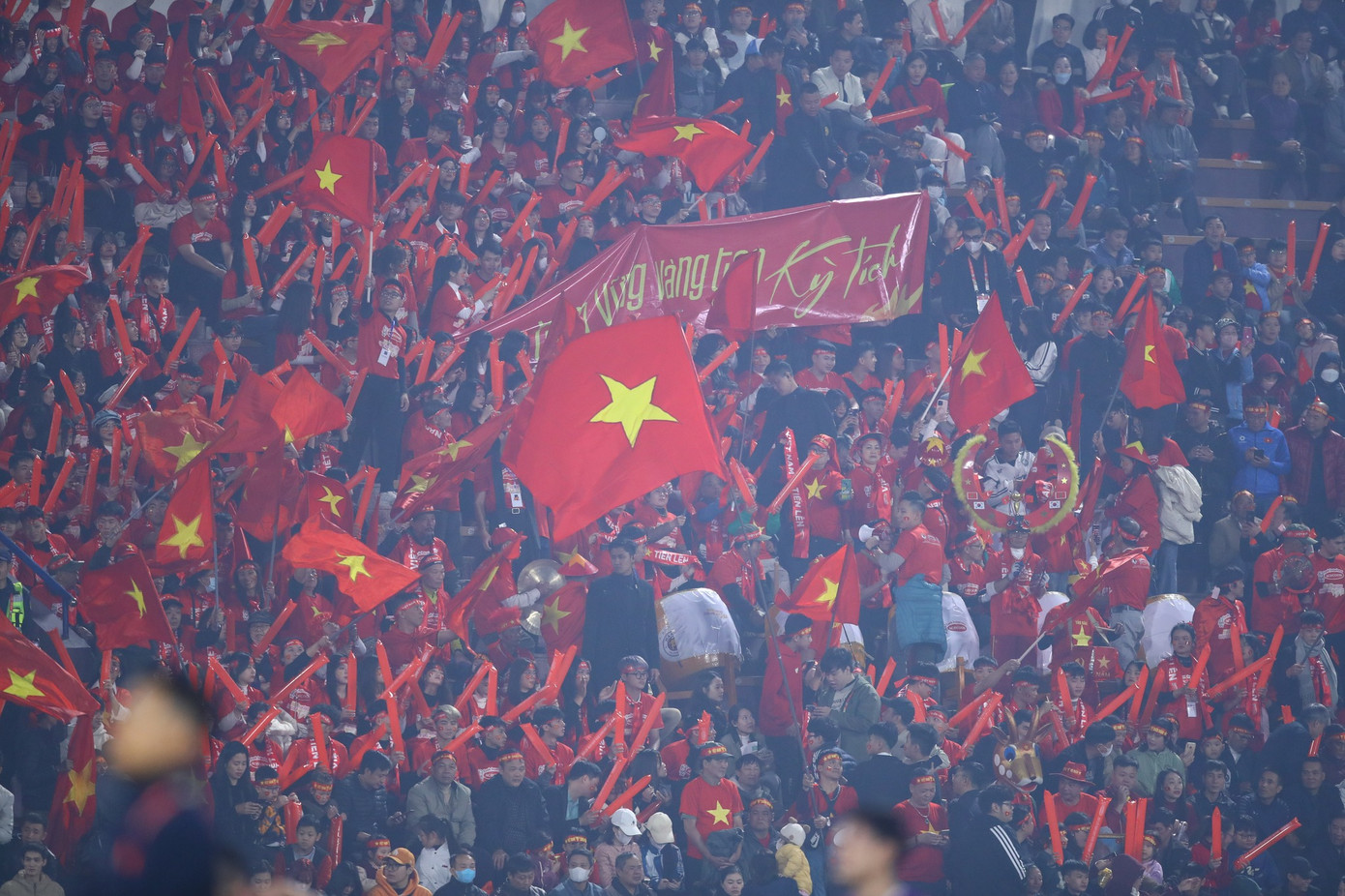 Tuy nhiên, những thất vọng được tích tụ để chuẩn bị cho khoảnh khắc vỡ òa cảm xúc vào cuối năm. Tuy nhiên, những thất vọng được tích tụ để chuẩn bị cho khoảnh khắc vỡ òa cảm xúc vào cuối năm.