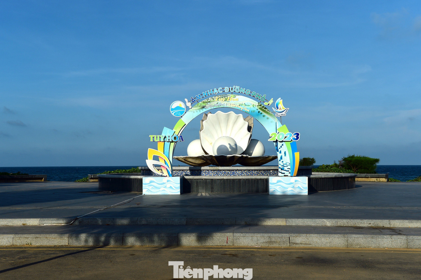 Đài phun nước con sò, nơi nằm giữa Quảng trường 1/4 và tháp Nghinh Phong.