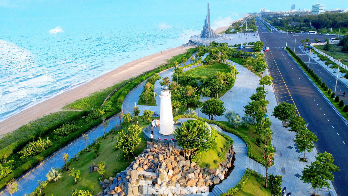 Nhưng điều tuyệt vời vẫn còn ở phía trước. Qua tháp Nghinh Phong là đến Công viên văn hóa đá biển Tuy Hòa, một Phú Yên thu nhỏ với các biểu tượng được mô phỏng. Đó là tháp hải đăng Mũi Điện, là cổng đền thờ danh nhân Lương Văn Chánh, thác nước gợi nhớ thác Vực Hòn, Vực Song, mái nhà làng biển và 11 bức phù điêu được tạc trên đá granite trên tháp Phong Cảnh, với hình ảnh nổi tiếng của các địa danh trải khắp Phú Yên.