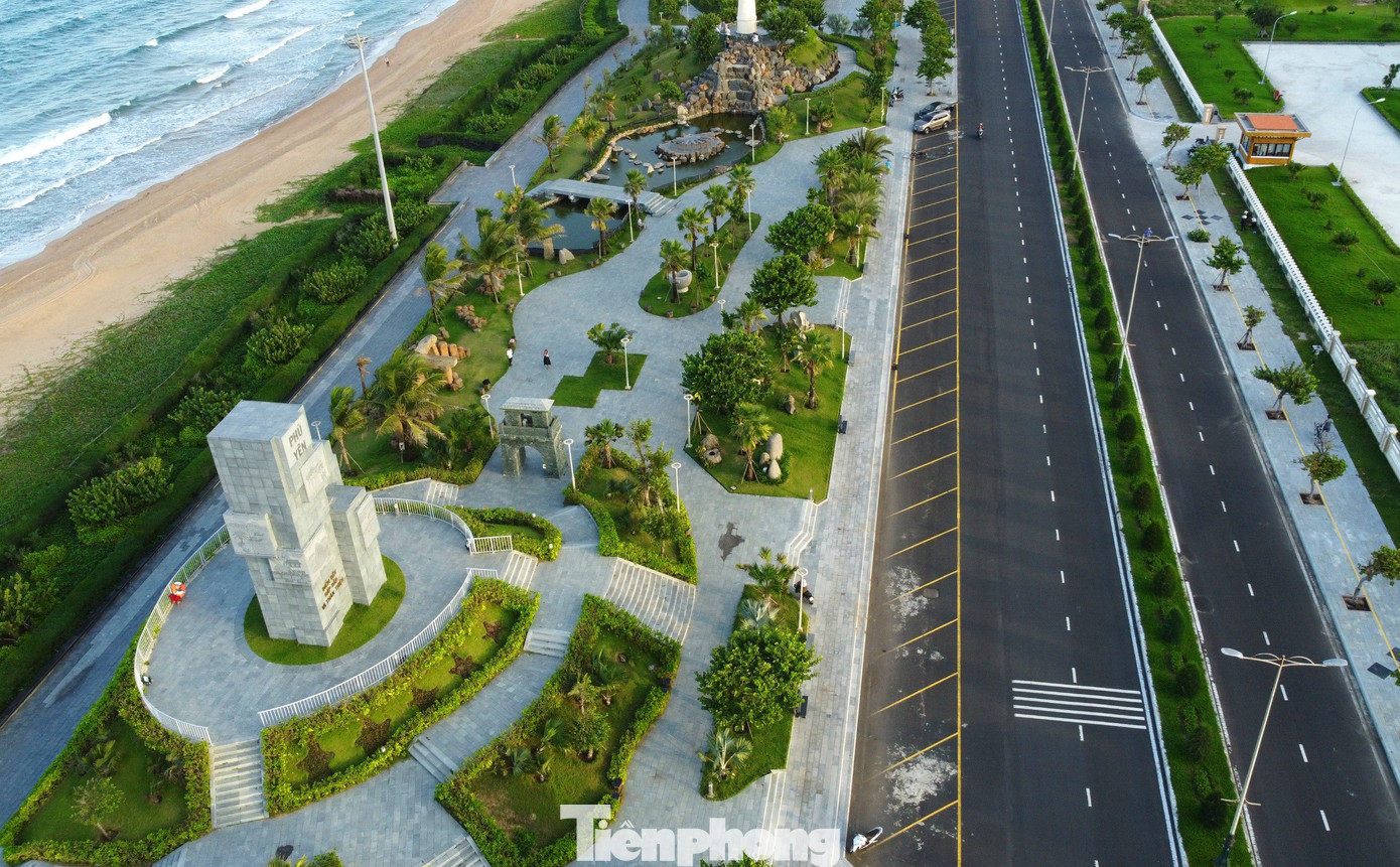 Nhưng điều tuyệt vời vẫn còn ở phía trước. Qua tháp Nghinh Phong là đến Công viên văn hóa đá biển Tuy Hòa, một Phú Yên thu nhỏ với các biểu tượng được mô phỏng. Đó là tháp hải đăng Mũi Điện, là cổng đền thờ danh nhân Lương Văn Chánh, thác nước gợi nhớ thác Vực Hòn, Vực Song, mái nhà làng biển và 11 bức phù điêu được tạc trên đá granite trên tháp Phong Cảnh, với hình ảnh nổi tiếng của các địa danh trải khắp Phú Yên.