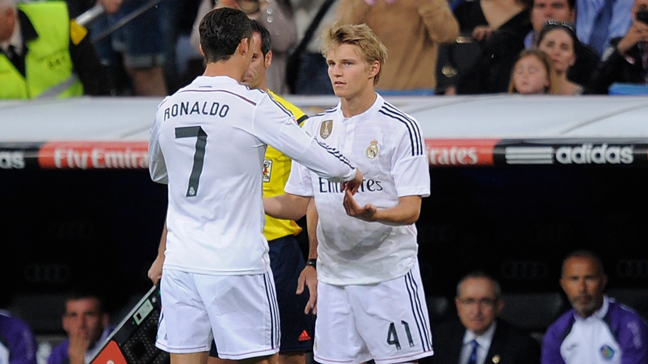 Odegaard vào sân thay Ronaldo trong trận đầu khoác áo Real ngày 23/5/2015.