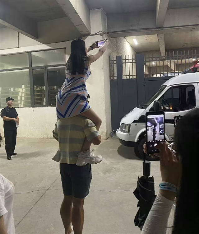 Ai cũng cố gắng ghi lại khoảnh khắc Messi và đồng đội ở Trung Quốc. Ai cũng cố gắng ghi lại khoảnh khắc Messi và đồng đội ở Trung Quốc.