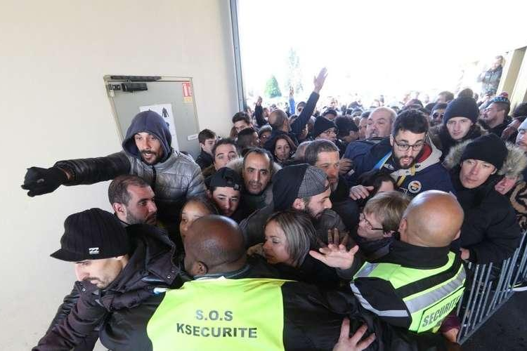 Khung cảnh hỗn loạn tại sân Stade du Hameau và trận đấu giữa Pau FC và PSG năm 2020. (Ảnh: France 3)