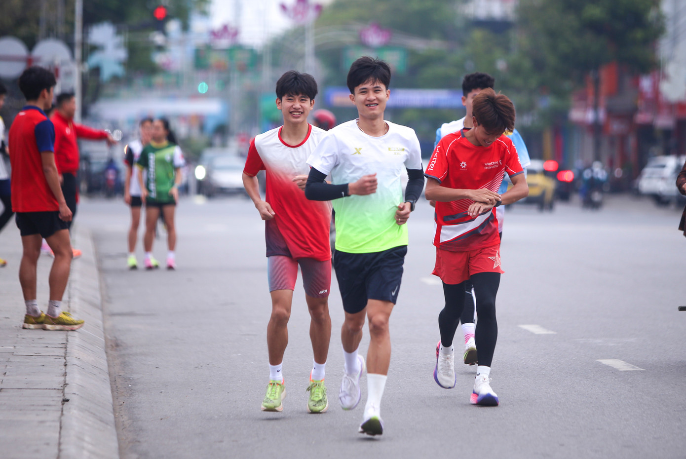 Vận động viên người Hà Tĩnh rạng rỡ trên đường chạy Quảng Trị. Anh không quá xa lạ với cung đường này bởi đã từng về nhất giải Quảng Trị Marathon 2024 cự ly 21 km với thành tích 1 giờ 14 phút 16 giây.