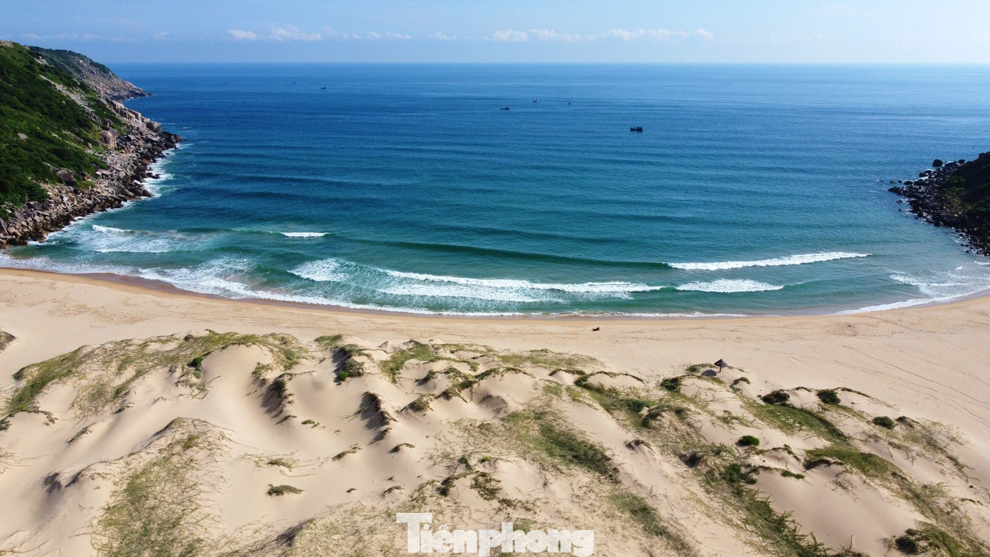 Giống như phần lớn cảnh quan thiên nhiên ở Phú Yên, bãi Môn còn nguyên vẻ hoang sơ chờ du khách đến khám phá. Cát trắng, biển xanh, nắng vàng, hai bên là rặng núi và một dòng suối mát lành chảy qua những phiến đá, tất cả tạo nên một cảnh đẹp khó tin.