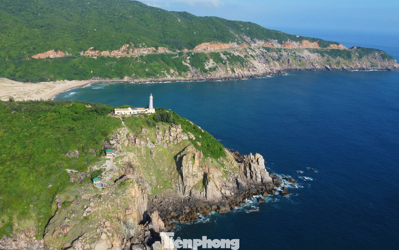 Mũi Điện (hay còn gọi là mũi Đại Lãnh) nằm ở Thôn Phước Tân, xã Hòa Tâm, huyện Đông Hòa, tỉnh Phú Yên, cách trung tâm thành phố Tuy Hòa khoảng 35km.