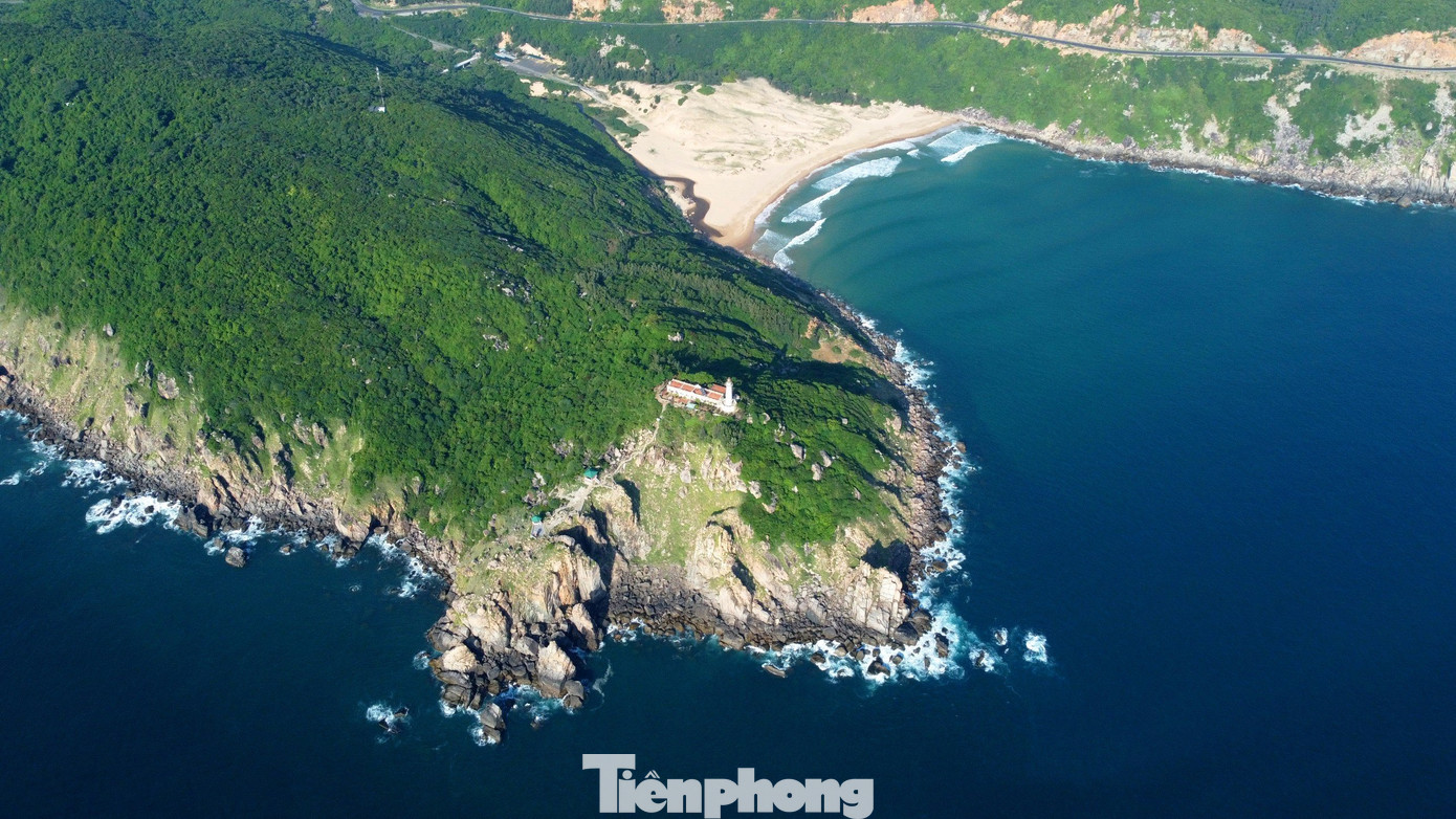 Một điều đặc biệt ở đây, khi nhìn từ trên cao, núi Đại Lãnh, Mũi Điện và bãi Môn kết hợp với nhau tạo thành hình bản đồ Việt Nam trên đất liền.