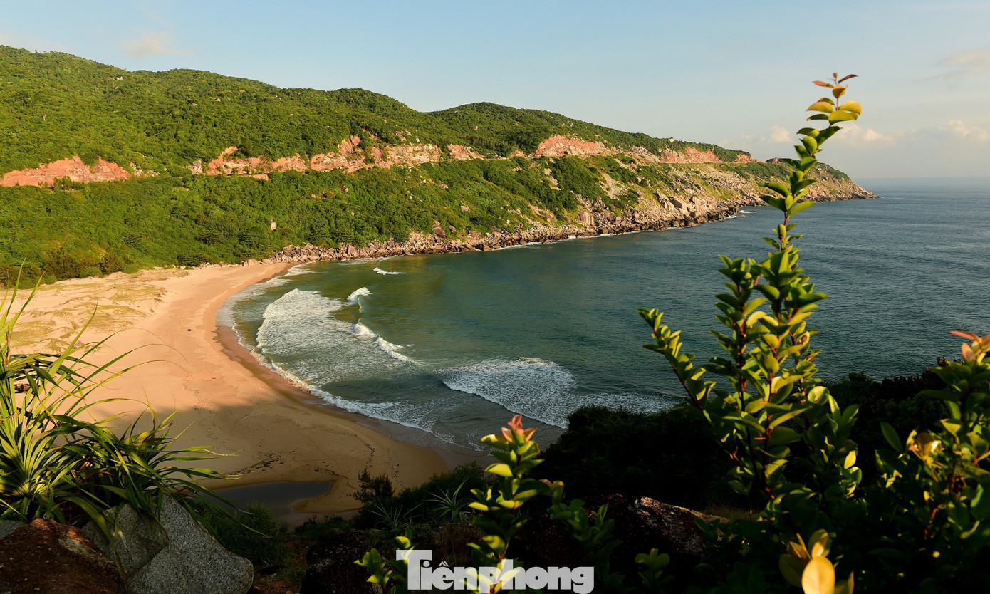 Bên trái hải đăng Mũi Điện là bãi Môn, một bãi biển thơ mộng với cát trắng trải dài đón nhận những con sóng vỗ về. Từ Mũi Điện có một con đường nhỏ dẫn xuống bãi Môn, nơi có một con suối chảy từ núi xuống, qua bãi đá và ra biển.