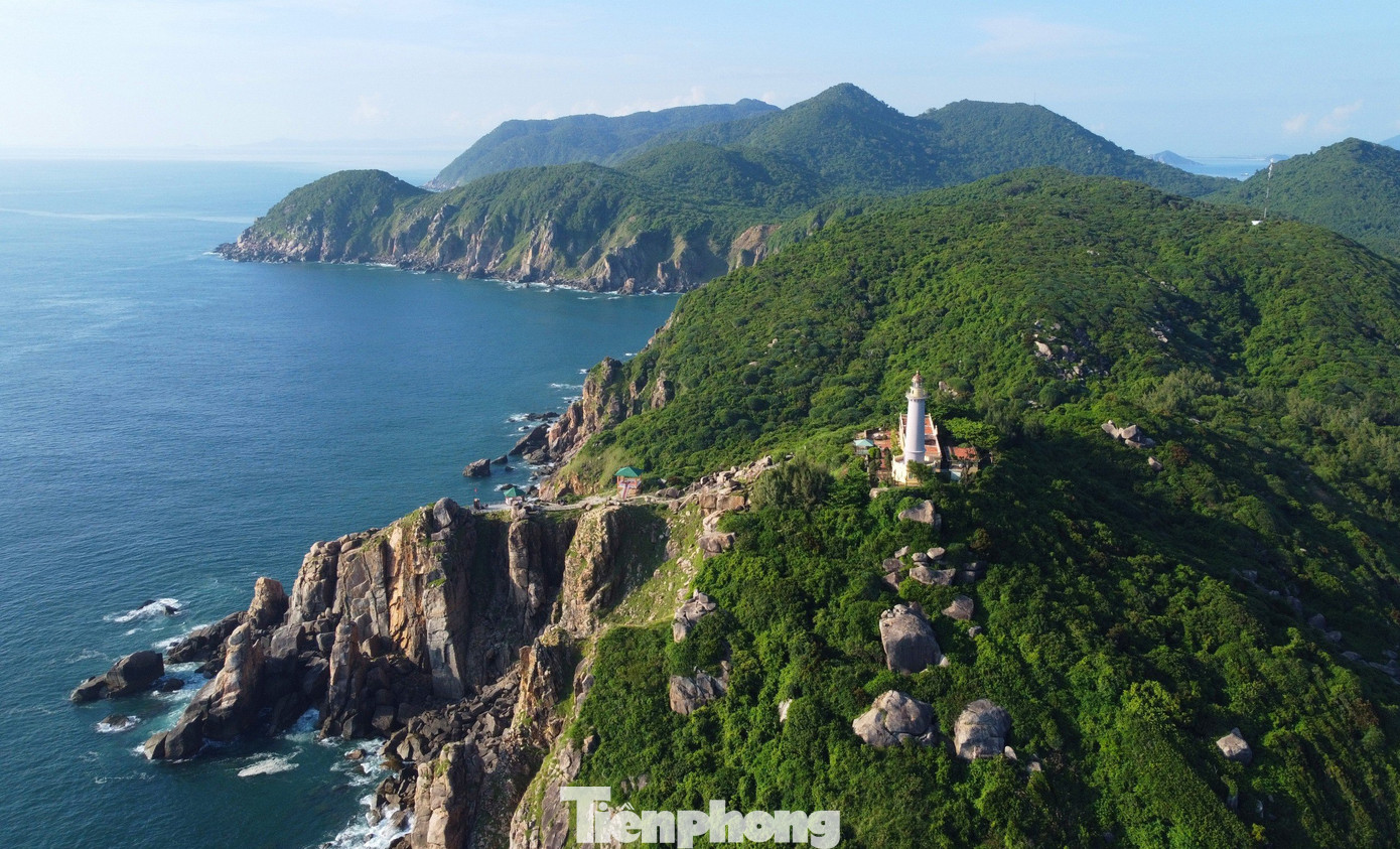 Ngọn hải đăng Mũi Điện được dựng lên năm 1890 bởi người Pháp, nhưng có một thời gian ngừng hoạt động trước khi được nước CHXHCN Việt Nam khởi công trùng tu, tôn tạo và thêm các hạng mục mới vào năm 1995, chính thức tái hoạt động từ ngày 3/7/1997 dưới sự quản lý, điều hành trực tiếp của Công ty Bảo đảm an toàn hàng hải Nam Trung Bộ (Cục Hàng hải Việt Nam). Hiện, hải đăng Mũi Điện là một trong tám ngọn hải đăng hơn 100 tuổi của Việt Nam.