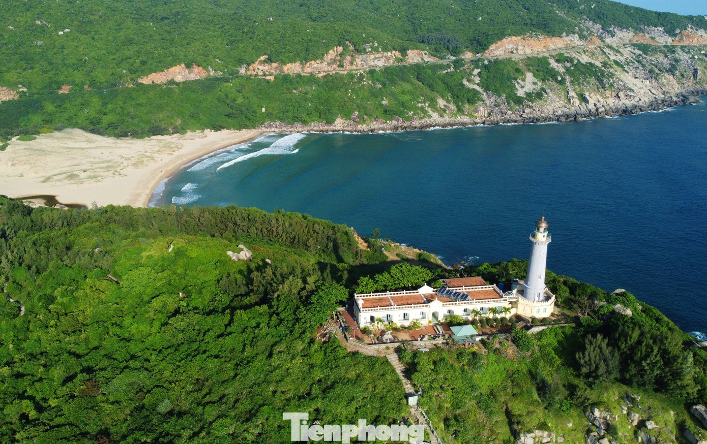 Tháp hải đăng Mũi Điện có khối hình trụ cao 26,5m so với nền và 110m so với mặt nước biển. Ngọn đèn của hải đăng sử dụng pin năng lượng mặt trời, có thể phát tín hiệu ánh sáng xa khoảng 27 hải lý (tương đương khoảng 50km).