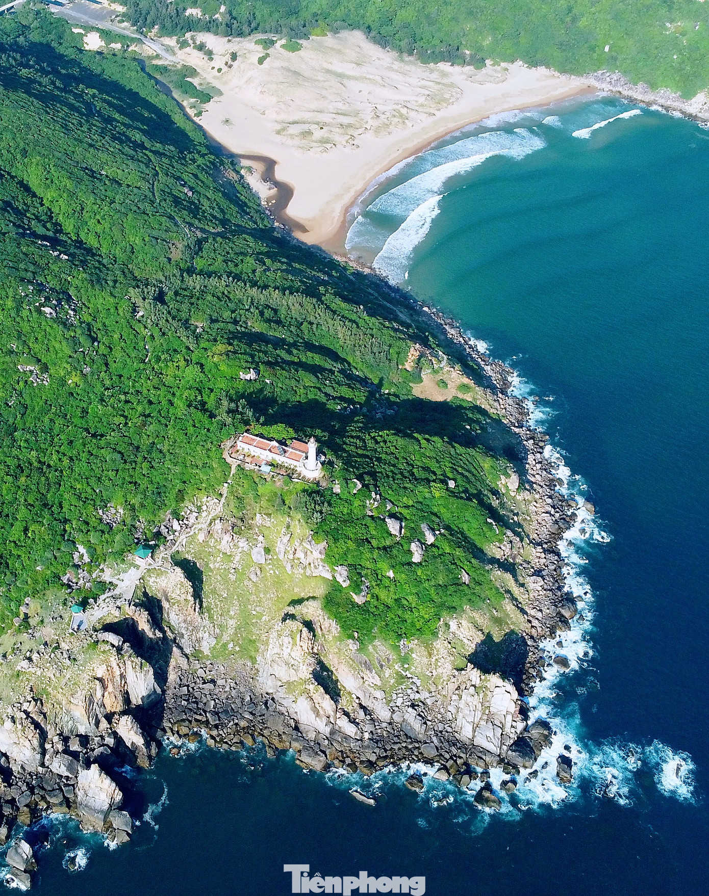 Sự sắp đặt kỳ diệu của thiên nhiên đã tạo nên một &quot;Việt Nam thu nhỏ&quot; trong lòng Việt Nam, khiến Mũi Điện, bãi Môn, núi Đại Lãnh trở thành một kỳ quan có một không hai.