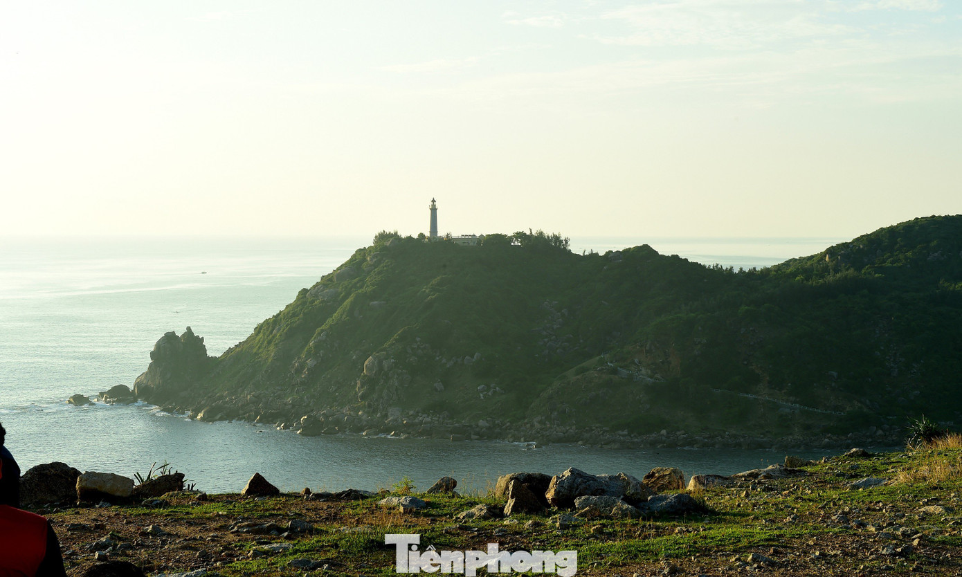 Mũi Điện nằm ở kinh độ 109o27&apos;06&quot; Đông, vĩ độ 12o52&apos;48&quot; Bắc, cao độ 83,5m, được xác định là điểm cực Đông của Tổ quốc - nơi đón ánh bình minh đầu tiên trên đất liền Việt Nam.