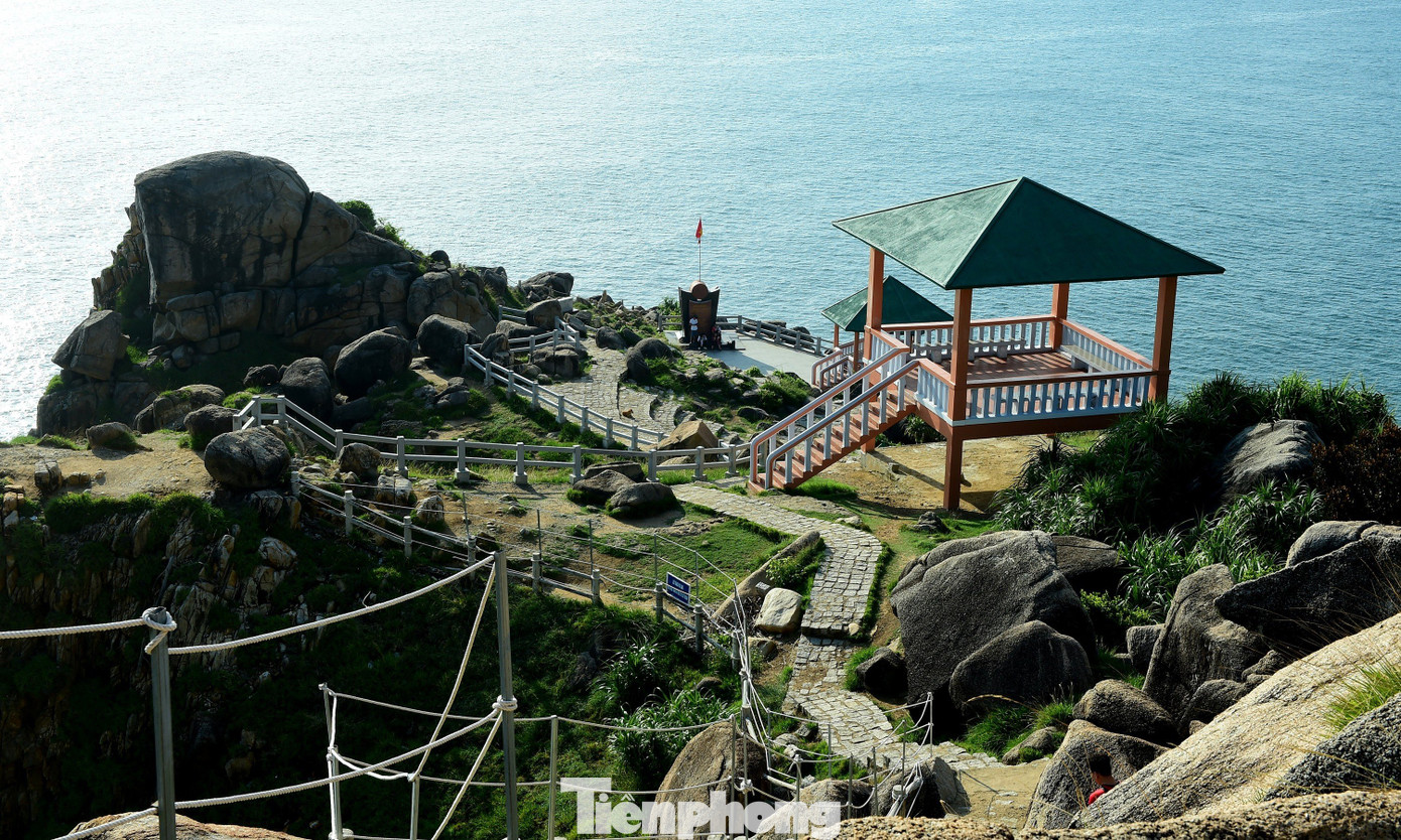 Để tới hải đăng Mũi Điện, bạn cần trải qua một chặng đường khoảng 20 phút đi bộ đầy kích thích, với hai bên rợp cây cối, hoa lá và cả tiếng chim. Dưới chân hải đăng có những trạm nghỉ để đón bình minh, bao gồm cột cờ và tấm bia đá granit màu đỏ, khắc dòng chữ: &quot;Mũi Điện (Mũi Đại Lãnh). Nơi đón ánh bình minh đầu tiên trên đất liền Việt Nam&quot;.