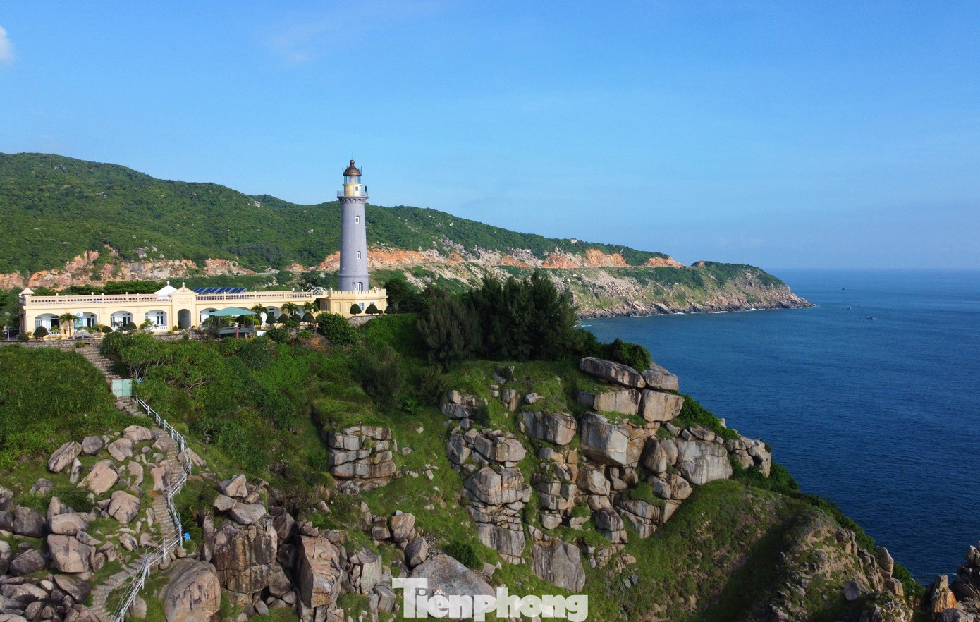 Thời điểm đẹp nhất để tham quan Mũi Điện chính là lúc bình minh, để được đắm mình trước bầu trời và đại dương bao la, tận hưởng những ngọn gió và tia nắng mặt trời đầu tiên rọi xuống.
