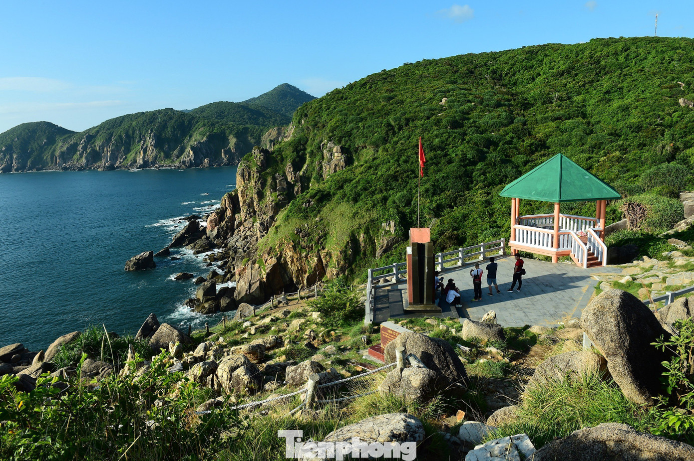 Để tới hải đăng Mũi Điện, bạn cần trải qua một chặng đường khoảng 20 phút đi bộ đầy kích thích, với hai bên rợp cây cối, hoa lá và cả tiếng chim. Dưới chân hải đăng có những trạm nghỉ để đón bình minh, bao gồm cột cờ và tấm bia đá granit màu đỏ, khắc dòng chữ: &quot;Mũi Điện (Mũi Đại Lãnh). Nơi đón ánh bình minh đầu tiên trên đất liền Việt Nam&quot;.