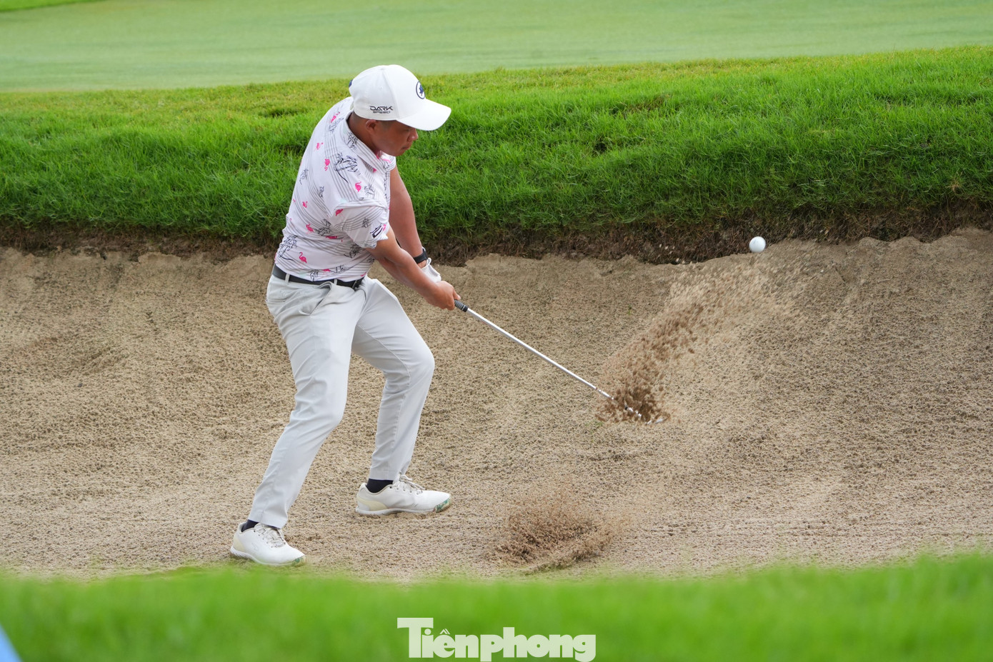 Cũng không ít golfer gặp rắc rối khi cố gắng đưa bóng lên green ngay sau cú swing. Bóng rơi vào bẫy cát và họ chật vật để thoát bẫy.