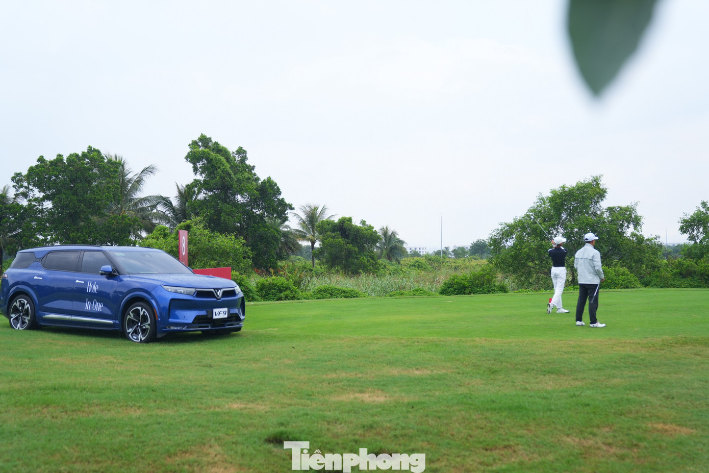 Trong cả 4 ngày thi đấu, chiếc xe VF9 sang trọng và thiết kế mạnh mẽ được đặt cố định tại hố 8 par3. Nhiều golfer khá hào hứng, quan sát và đùa rằng &quot;sẽ mang chiếc xe về nhà với chỉ một gậy&quot;.