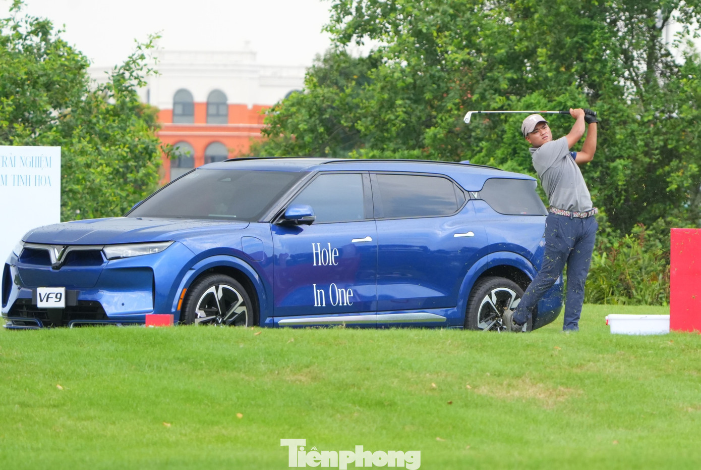 Được sự tài trợ của Công ty TNHH Kinh doanh Thương mại và Dịch vụ VinFast, trong 4 ngày thi đấu tại Giải Vô địch Golf Quốc gia 2024, Cúp VinFast - Hải Phòng, mỗi ngày có giải thưởng là một chiếc xe ô tô VF9 dành cho golfer ghi điểm HIO đầu tiên tại 4 hố par3 tương ứng.