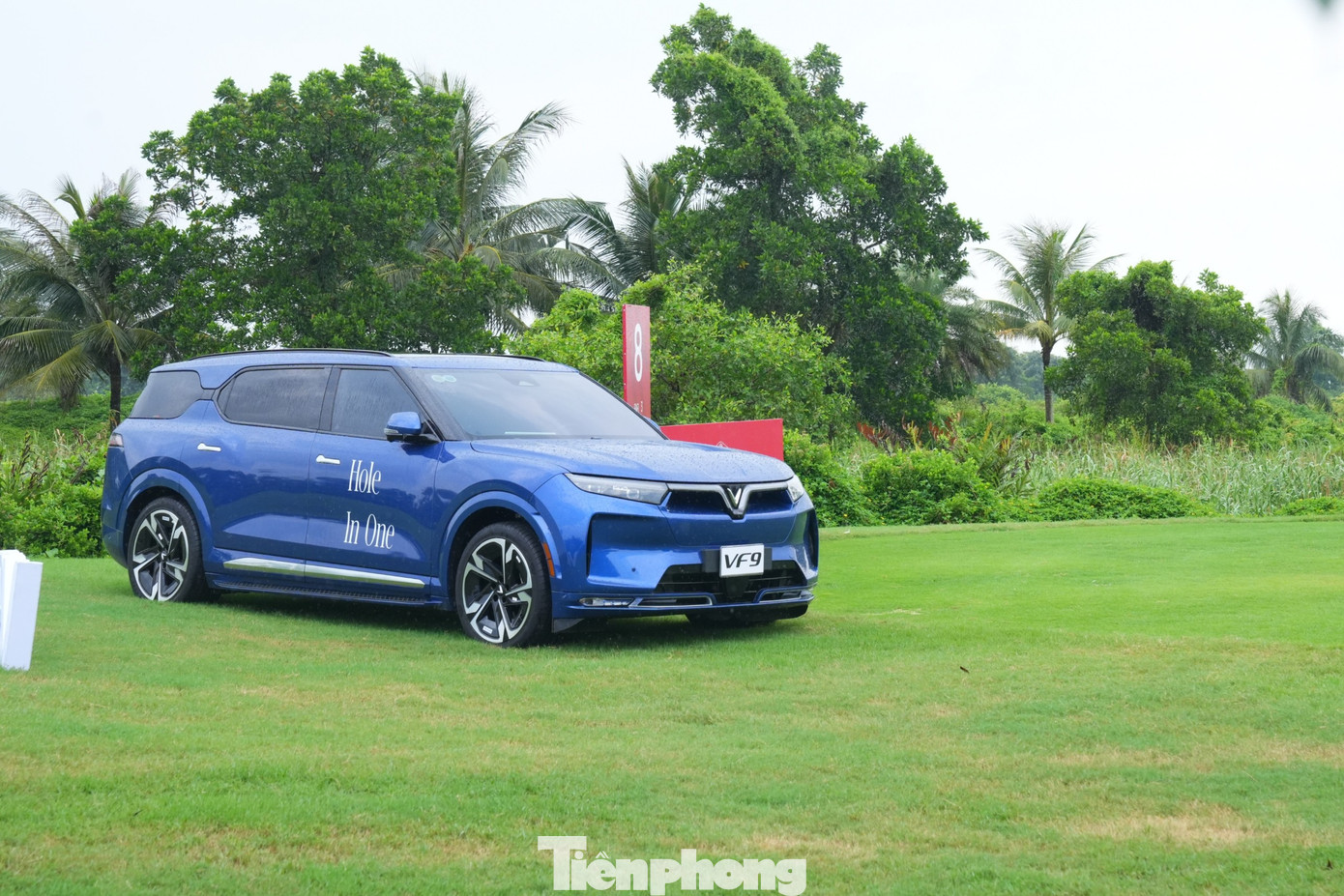 VinFast VF9 là mẫu SUV thuần điện thuộc phân khúc fullsize đầu tiên và duy nhất trên thị trường hiện nay. Đây là dòng ôtô điện thứ ba được VinFast bán ở thị trường Việt Nam, đồng thời là ô tô điện toàn cầu thứ hai của hãng. Xe được trang bị công nghệ thông minh vượt trội cùng khả năng vận hành lý tưởng, an toàn, thiết kế nội - ngoại thất ấn tượng, thể hiện rõ thông điệp “Tương lai của di chuyển”.