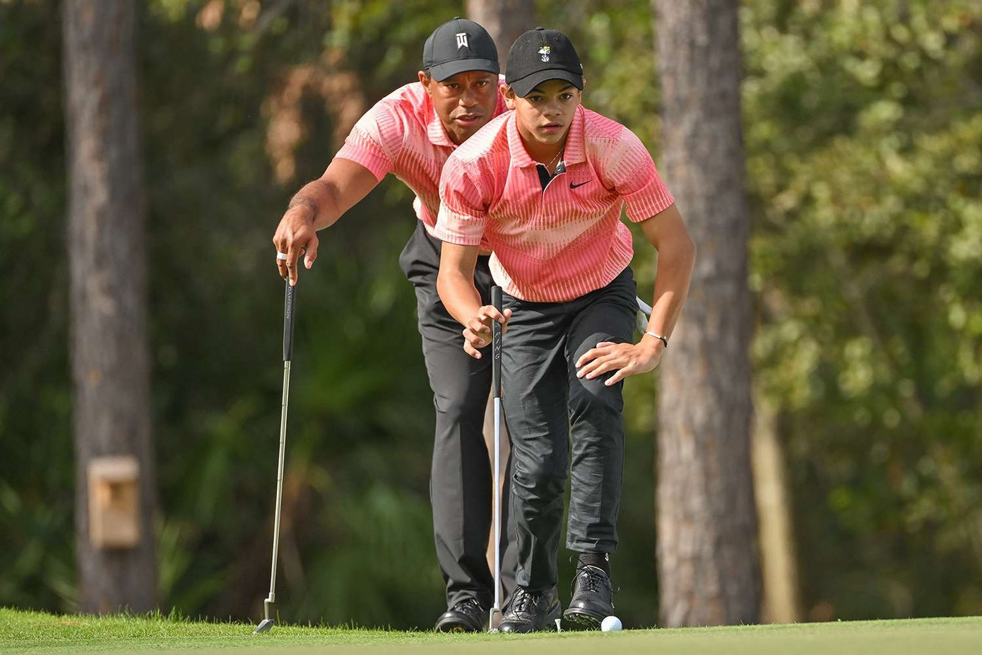 Dễ dàng nhận ra sự giống nhau đến từng cử chỉ, hành động của hai cha con.