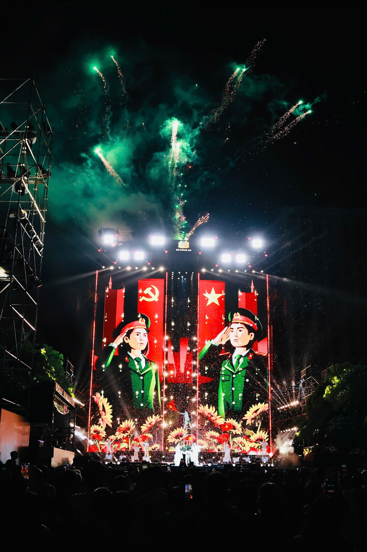 "Vinh quang Công an nhân dân Việt Nam” là sự kiện nghệ thuật đặc biệt quy mô, tầm cỡ nhằm tôn vinh những đóng góp to lớn của lực lượng Công an nhân dân trong sự nghiệp bảo vệ an ninh Tổ quốc và giữ gìn trật tự an toàn xã hội. "Vinh quang Công an nhân dân Việt Nam” là sự kiện nghệ thuật đặc biệt quy mô, tầm cỡ nhằm tôn vinh những đóng góp to lớn của lực lượng Công an nhân dân trong sự nghiệp bảo vệ an ninh Tổ quốc và giữ gìn trật tự an toàn xã hội.