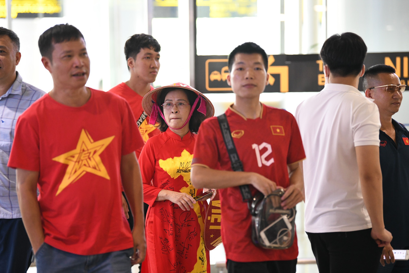 Mừng về nhà, các cô gái kim cương! ảnh 30