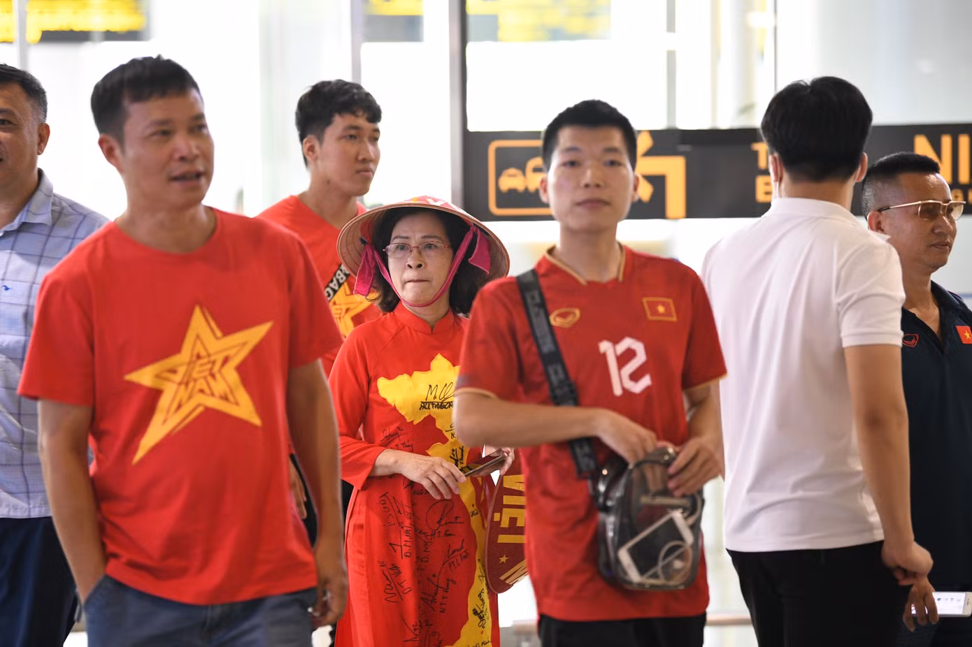 Mừng về nhà, các cô gái kim cương! ảnh 30