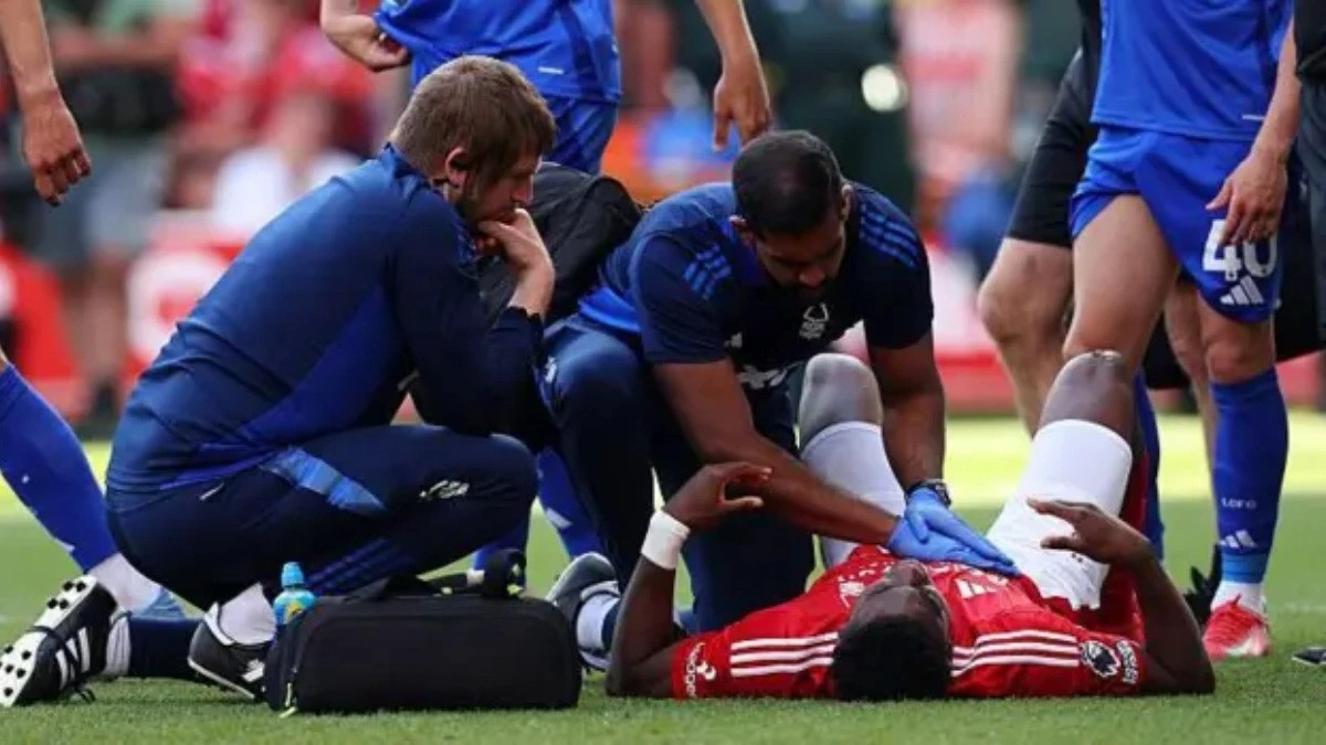 Taiwo Awoniyi đập mạnh phần bụng vào cột dọc ở pha bóng mà dù ghi bàn vẫn không được công nhận.